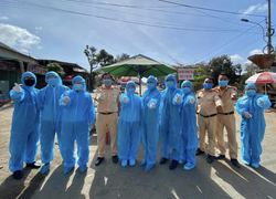 Video: Vận chuyển nhu yếu phẩm miễn phí vào vùng dịch ở Gia Lai 