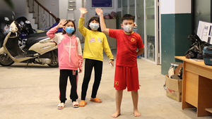 Video: Học sinh trường Xuân Phương vỡ òa niềm vui được về nhà ăn Tết sau cách ly