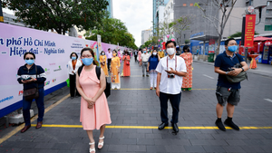 Video: Người dân đeo khẩu trang, xếp hàng vào tham quan đường hoa Nguyễn Huệ