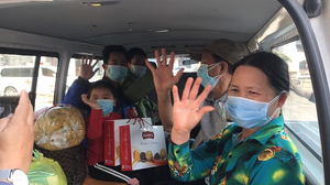 Ảnh: Được về nhà chiều 30 Tết, 22 bệnh nhân COVID-19 vỡ òa cảm xúc