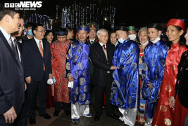 Ảnh: Tổng Bí thư, Chủ tịch nước chúc Tết người lao động Thủ đô đêm Giao thừa