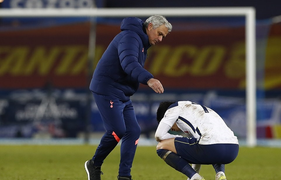 Tottenham bị loại, Mourinho đau đớn: 'Đá như mèo đuổi chuột'