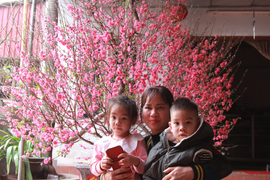 Tết đầm ấm đầu tiên của hai bé bị bỏ rơi trên đê sông Hồng