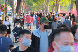 Bị 'mắc kẹt' do COVID-19, dân Hà Nội đổ ra hồ Hoàn Kiếm vui chơi chiều cuối năm