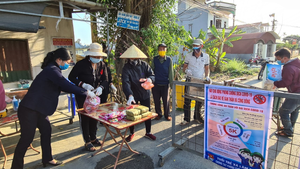 Ảnh: Ngày 30 Tết khác lạ ở xã đang bị cách ly bởi COVID-19