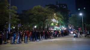 Cảnh người Hà Nội đi lễ chùa đầu năm lạ chưa từng thấy