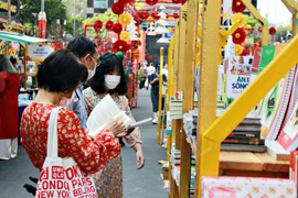 Người Sài Gòn đeo khẩu trang du xuân tại Lễ hội Đường sách Tết Tân Sửu