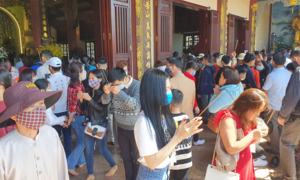 Hàng nghìn người đổ về chùa Linh Ứng Đà Nẵng cầu an trong ngày đầu năm Tân Sửu