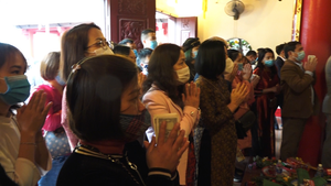 Video: Người Hà Nội đeo khẩu trang đi lễ phủ Tây Hồ 