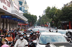 Chiều mùng 1 Tết, người Hà Nội đổ đi du xuân, đường phố tắc cứng 