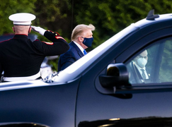 Cựu Tổng thống Trump từng suýt phải thở máy khi mắc COVID-19