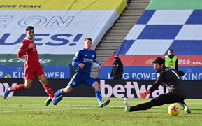 Kết quả Ngoại Hạng Anh: Tân binh mắc sai lầm, Liverpool thua ngược Leicester