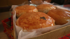 Video: Mê mẩn món bánh pía nóng của người Hoa ở TP.HCM 