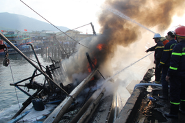 Cháy lớn tại âu thuyền Đà Nẵng, 3 tàu cá bị thiêu rụi