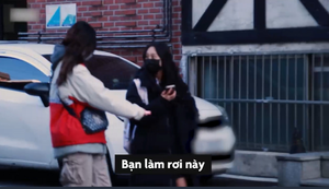 Video: Người đi đường phản ứng thế nào khi nữ sinh làm rơi bao cao su?