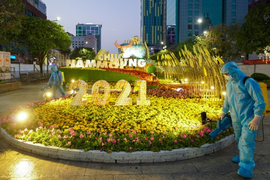 TP.HCM phun khử khuẩn đường hoa Nguyễn Huệ phòng chống COVID-19