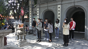 Video: Giới trẻ Hà Nội rủ nhau đến chùa Hà cầu duyên ngày lễ tình nhân 14/2