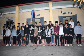 Tạm giữ 34 thanh niên vượt chốt kiểm soát COVID-19 