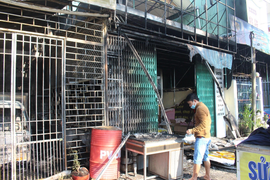 Cảnh sát phá cửa, cứu 6 người trong 2 ngôi nhà bốc cháy lúc nửa đêm