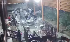 Gần 20 thanh niên vác dao lao vào nhà dân, chém 2 người bị thương
