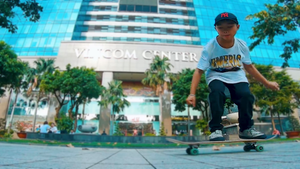 Video: Cậu bé bán vé số mong thoát nghèo bằng niềm đam mê trượt ván