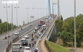 Người miền Tây hối hả rời quê trưa mùng 5 Tết, QL1A vẫn thông thoáng