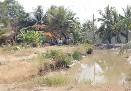 Xúc đất làm vuông tôm ngày mùng 5 Tết, một quả bom phát nổ