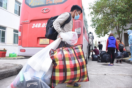 Ảnh: Khẩn trương di dời công nhân công ty POYUN tới điểm cách ly mới