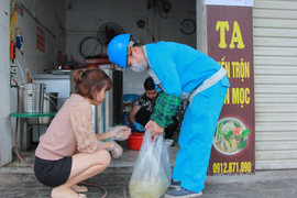 Khai xuân mới biết lệnh cấm, chủ quán phở ở Hà Nội tặng nước dùng cho mọi người