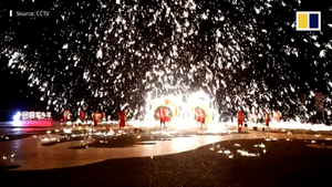 Video: Độc đáo màn múa rồng phun lửa đón Tết ở Trung Quốc