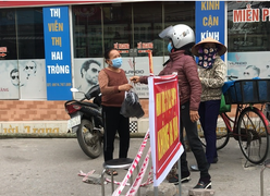 Người dân tâm dịch COVID-19 ở Chí Linh được phát thẻ ra vào chợ luân phiên