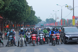 Ảnh: Người dân lỉnh kỉnh hành lý, nhộn nhịp trở lại Hà Nội ngày mùng 5 Tết