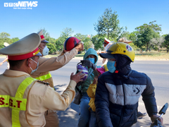 CSGT Đắk Nông ‘đội nắng’ phát nước, mũ bảo hiểm miễn phí cho người dân 