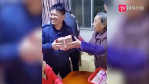 Video: Cụ bà chuẩn bị cọc tiền gần 3 tỷ đồng mừng tuổi con cháu