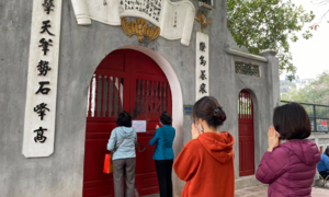 Đình, chùa đóng cửa vì COVID-19: Người Hà Nội bái vọng cầu bình an từ bên ngoài