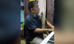 Clip: Chết cười xem chó 'hát opera' khi chủ đàn piano