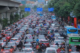 Ngày đầu đi làm sau kỳ nghỉ Tết, người Hà Nội chật vật trong cảnh tắc đường