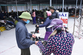 Ảnh: Người dân tâm dịch Chí Linh mang tem phiếu đi chợ theo ngày chẵn - lẻ