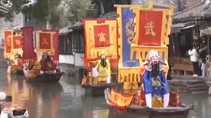 Video: Lễ rước Thần tài trên sông ở Trung Quốc