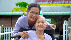 Video: 'Bồ tát sống' dành cả gia tài nuôi dưỡng 76 cụ già bị bỏ rơi, bệnh tật