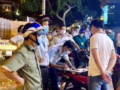 Ảnh: Nhiều nhà hàng ở TP.HCM vẫn đón cả trăm khách cùng lúc, bất chấp lệnh cấm