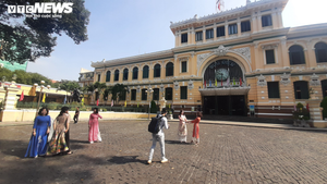 Ảnh: Điểm tham quan TP.HCM vắng khách sau Tết, nhiều người không đeo khẩu trang 