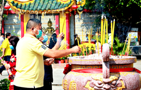 Ảnh: Người Sài Gòn e dè đeo khẩu trang đi lễ chùa đầu năm