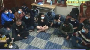 Bắc Ninh: Tạm giữ 18 con bạc tụ tập chơi xóc đĩa trong bão dịch COVID-19