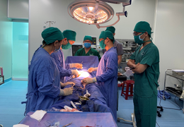 Cứu kịp thời cụ bà U90 bị tràn mủ ổ bụng hiếm gặp