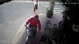 Video: Tên cướp giật điện thoại nhanh như chớp ở quán cà phê tại TP.HCM