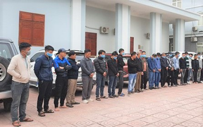 Bắt giữ 13 thanh niên tổ chức đá gà ăn tiền ở trại bò bỏ hoang ngày đầu năm