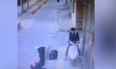 Clip: Chàng trai cười ngặt nghẽo khi người yêu ngã ngửa