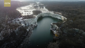 Video: Ngắm thác nước đóng băng đẹp như tranh vẽ ở Trung Quốc 