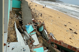 Triều cường quật sập nhà dân ven biển Quảng Ngãi: ‘Rót’ 100 tỷ đồng dựng bờ kè